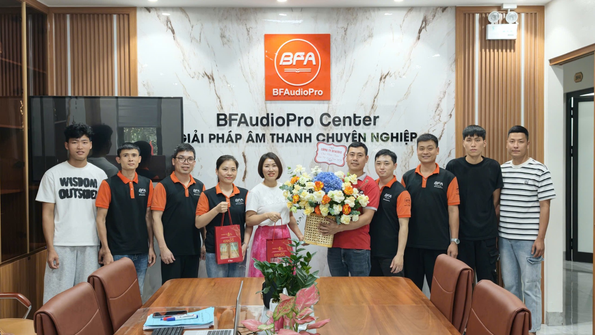 Tập thể CBNV BFAudioPro Center chúc mừng ngày Phụ nữ Việt Nam 20/10