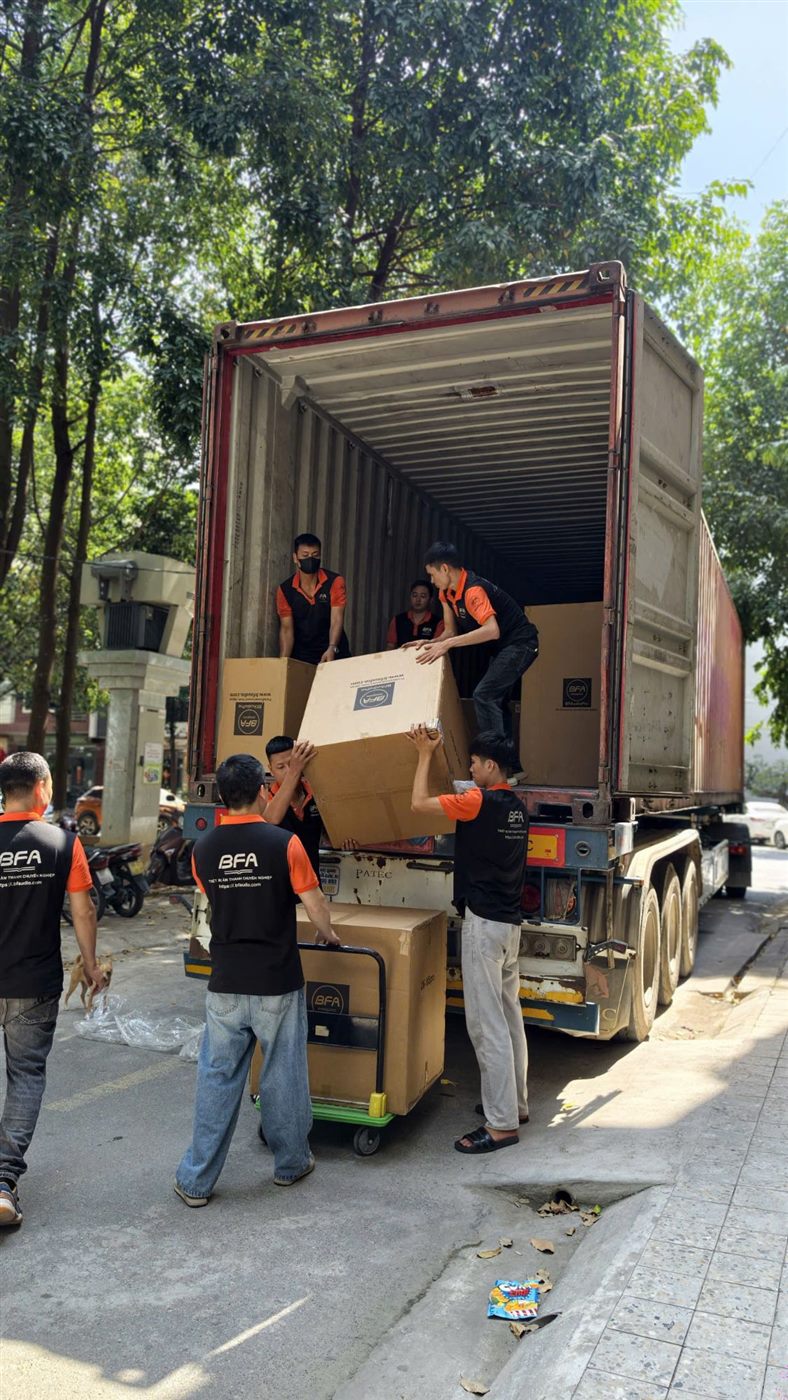 Nhân viên BFAudioPro bốc dỡ thùng loa từ container