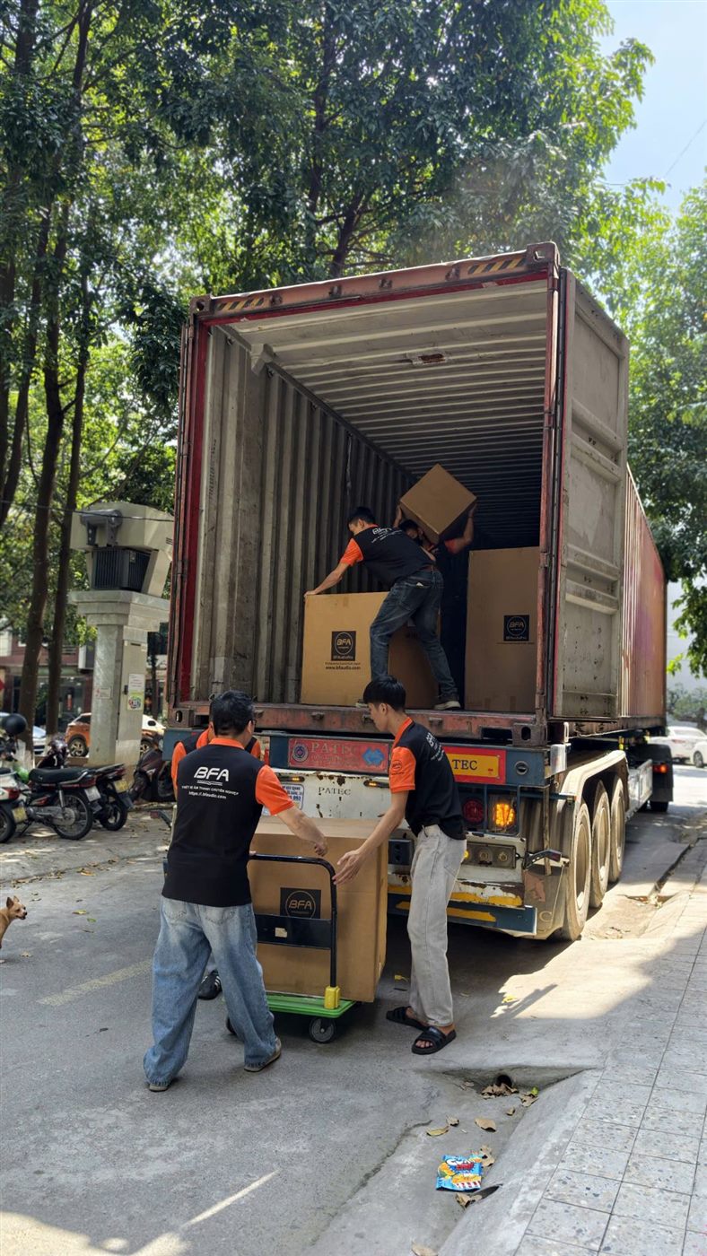Chuyển thùng loa BFAudioPro từ container vào showroom