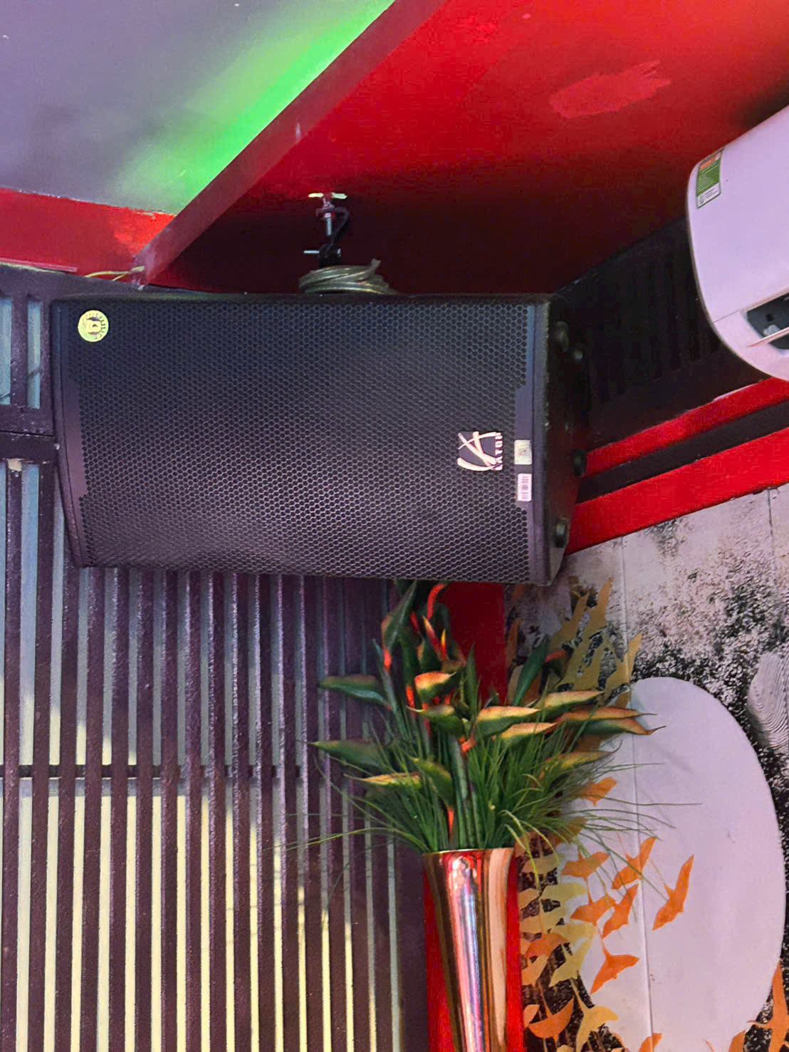 Loa karaoke treo tường trong phòng hát kinh doanh