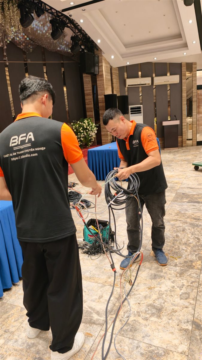 Đội kỹ thuật BFA đi dây âm thanh tại nhà hàng