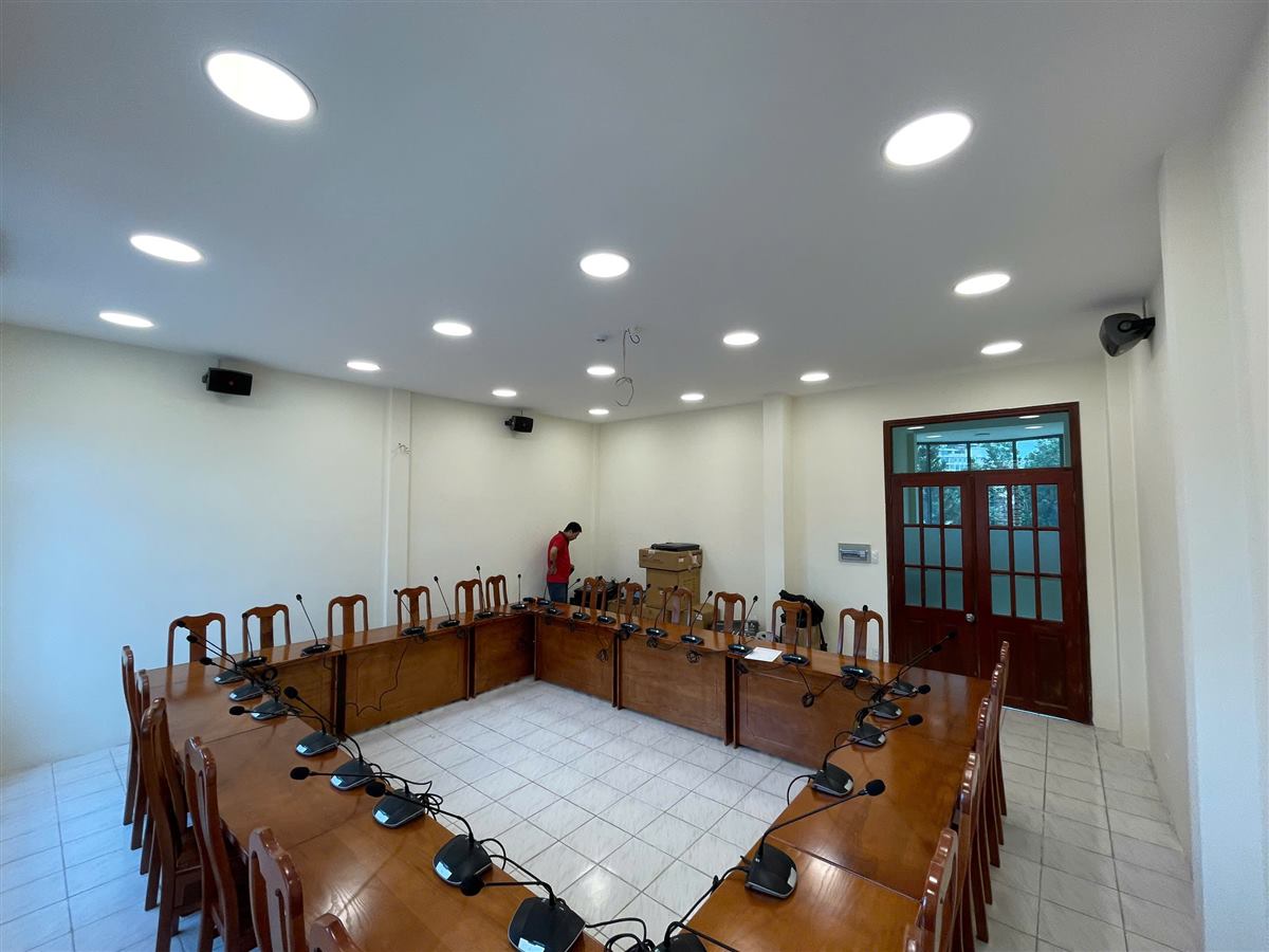 Phòng họp bàn chữ U lắp micro hội nghị và loa treo tường