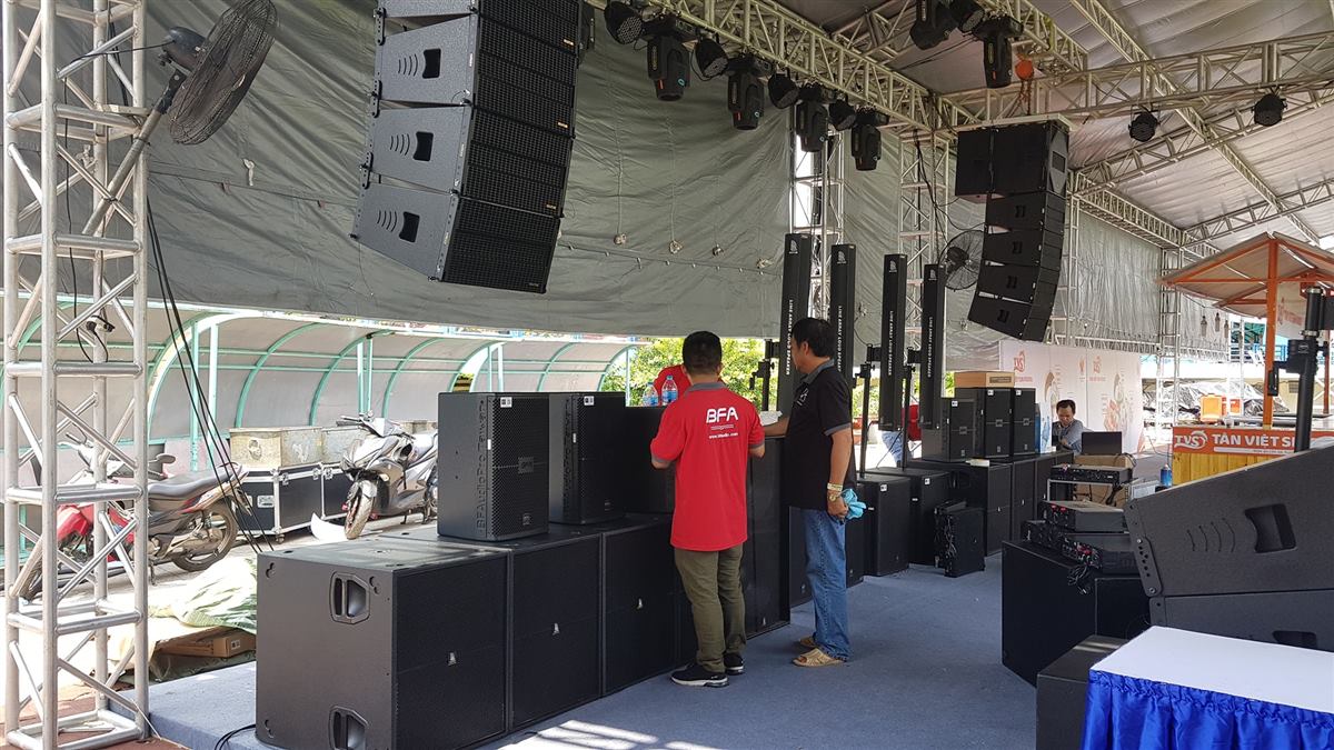 Hệ thống loa line array và loa sub cho sân khấu sự kiện