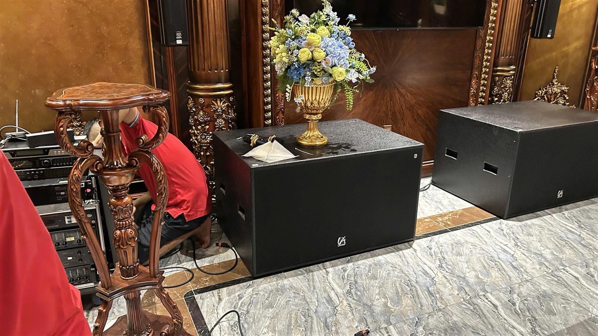 Kỹ thuật viên lắp loa sub trong phòng VIP nhà hàng