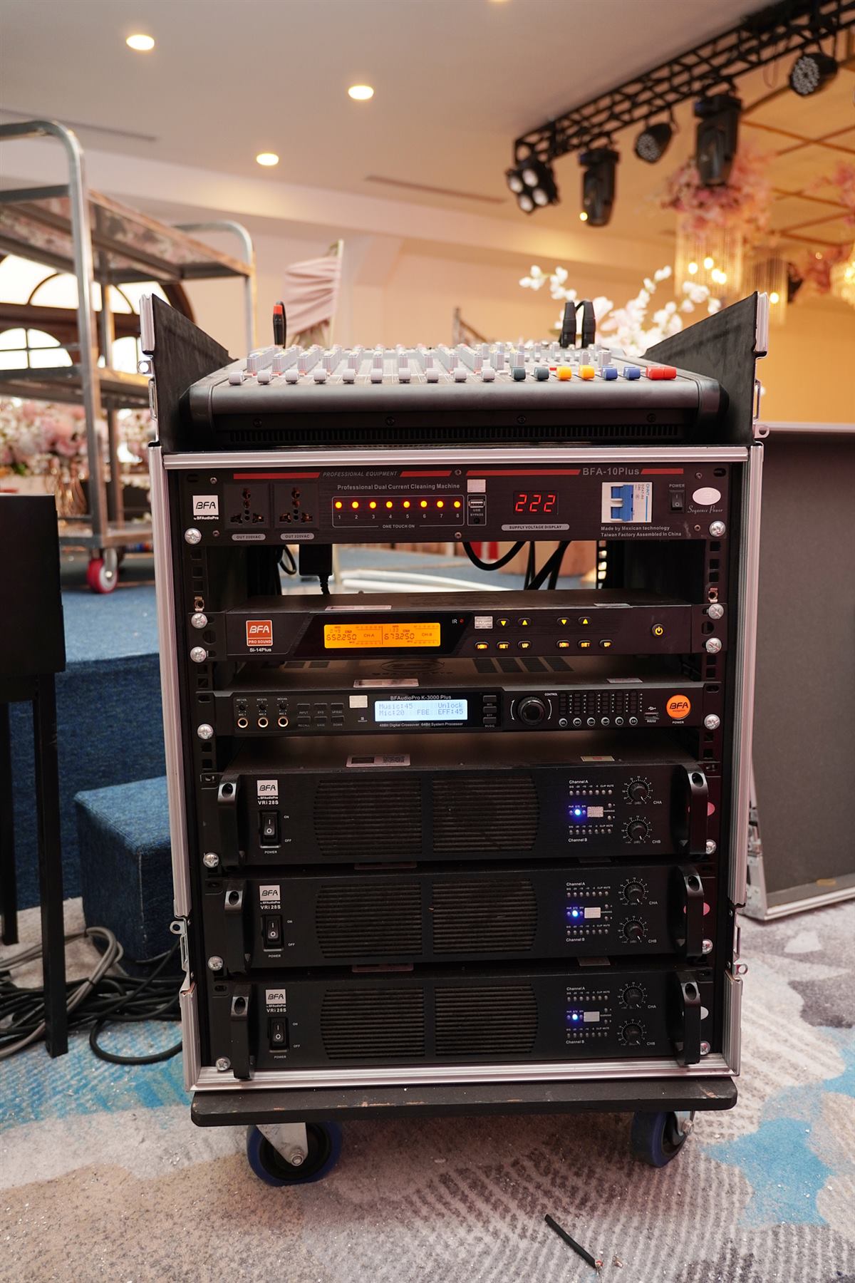 Tủ rack âm thanh gồm vang số, cục đẩy công suất và bàn trộn